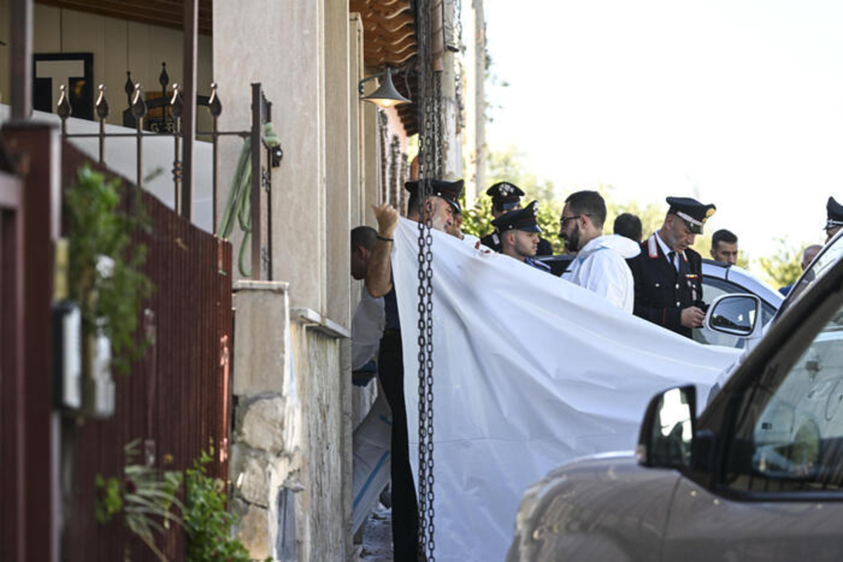 Omicidio-suicidio a Roma, i messaggi dei genitori prima di sparare alla bimba malata: «Da soli non ce la facciamo» Omicidio-suicidio a Roma, i messaggi dei genitori prima di sparare alla bimba malata: «Da soli non ce la facciamo»