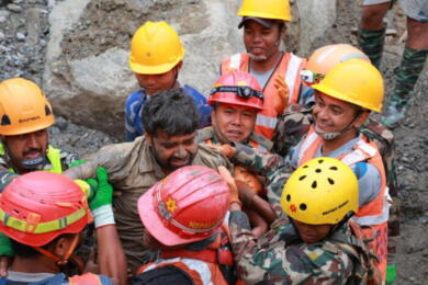 Nepal, due operai tratti in salvo dopo una settimana nel tunnel travolto dall’alluvione