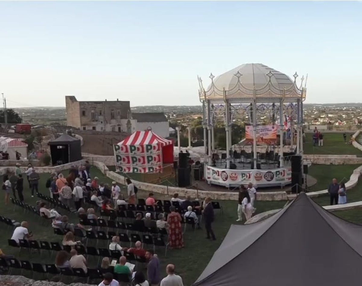 Martina Franca, la Festa dell’Unità agli Orti del Duca. De Santis: «La politica deve tornare tra le persone» Martina Franca, la Festa dell’Unità agli Orti del Duca. De Santis: «La politica deve tornare tra le persone»