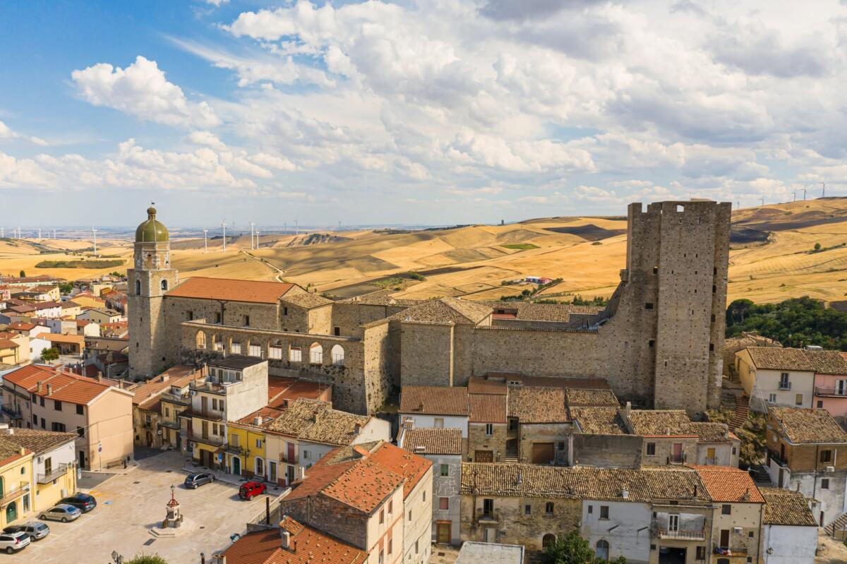 Pietramontecorvino abolisce l’euro, nel borgo dei Monti Dauni via al Festival dei Templari Pietramontecorvino abolisce l’euro, nel borgo dei Monti Dauni via al Festival dei Templari