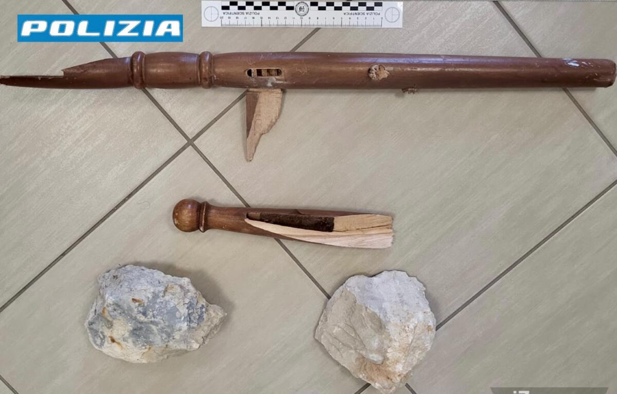 Gallipoli, armato di un bastone e pietre semina il panico: arrestato un 27enne, due poliziotti feriti Gallipoli, armato di un bastone e pietre semina il panico: arrestato un 27enne, due poliziotti feriti