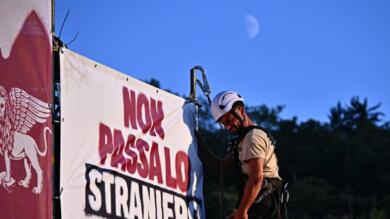 Pontida, raduno della Lega con tributo a Bossi e “Va’ pensiero”: spaccatura sulla leadership di Salvini