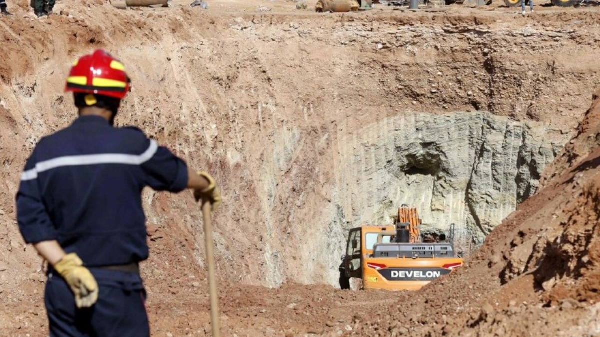Bimbo di 10 anni cade in un pozzo profondo 80 metri in Algeria: corpo recuperato dopo quattro giorni Bimbo di 10 anni cade in un pozzo profondo 80 metri in Algeria: corpo recuperato dopo quattro giorni