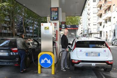 Carburanti, anche Q8 fissa il “price cap”: costo di benzina e gasolio calmierato per 30 giorni