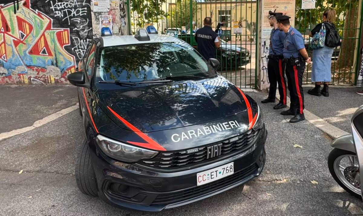 Roma, accolto come un eroe lo studente che ha soccorso la prof accoltellata Roma, accolto come un eroe lo studente che ha soccorso la prof accoltellata