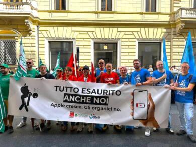 Apple Italia, nel giorno del lancio dell’Iphone 18 la protesta dei dipendenti