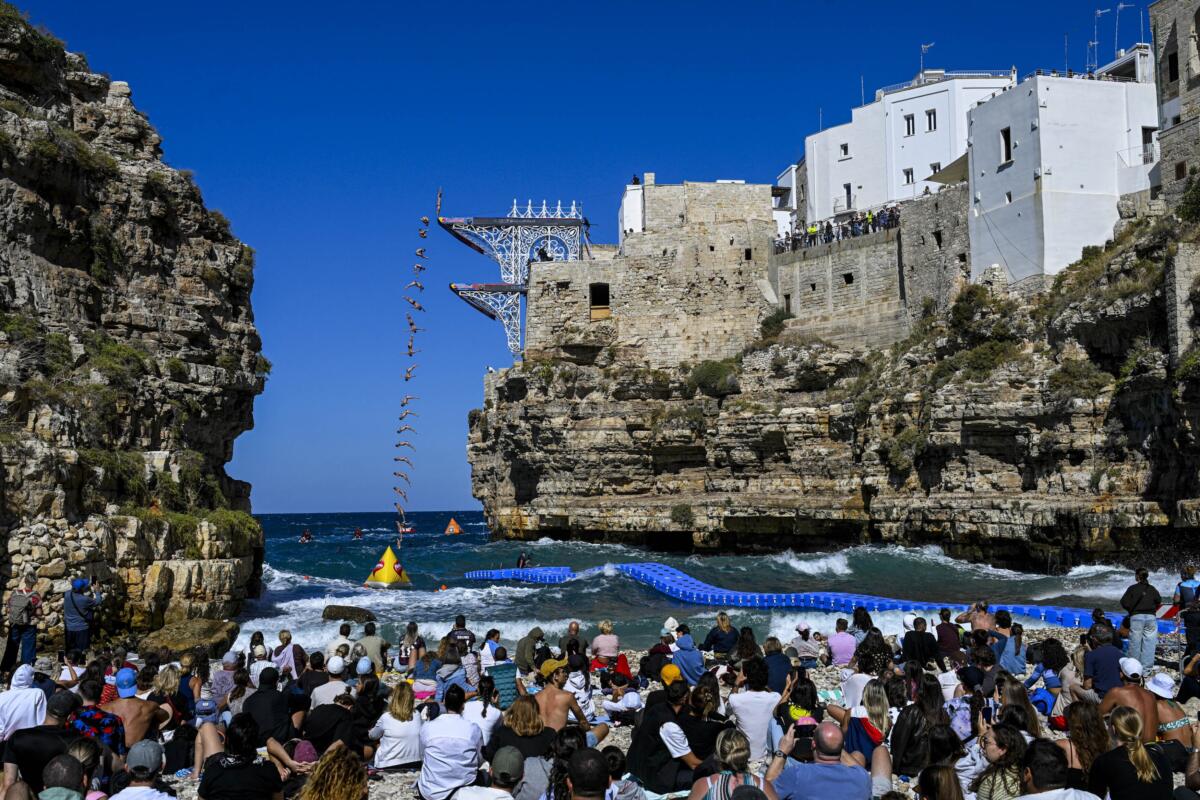 Polignano, weekend con il brivido della Red Bull Cliff Diving: in 45mila per i tuffi dalle scogliere – VIDEO