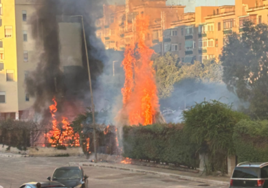 Bari, rogo in un cortile a Japigia: distrutte diverse auto e paura tra i residenti