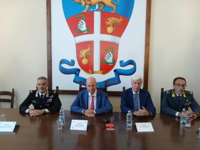 Sicurezza, vertice interforze col procuratore Rossi a Bari: «Risposta più intensa contro truffe e furti»