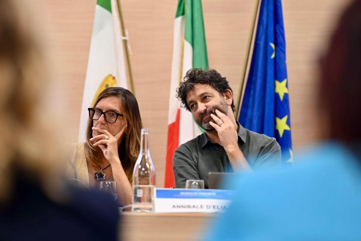 “Scuole di Comunità”, la Puglia lancia in Fiera il patto educativo: aule aperte al territorio oltre la didattica “Scuole di Comunità”, la Puglia lancia in Fiera il patto educativo: aule aperte al territorio oltre la didattica