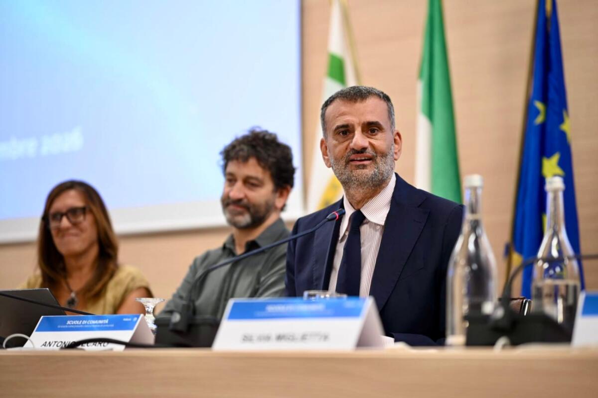 “Scuole di Comunità”, la Puglia lancia in Fiera il patto educativo: aule aperte al territorio oltre la didattica “Scuole di Comunità”, la Puglia lancia in Fiera il patto educativo: aule aperte al territorio oltre la didattica