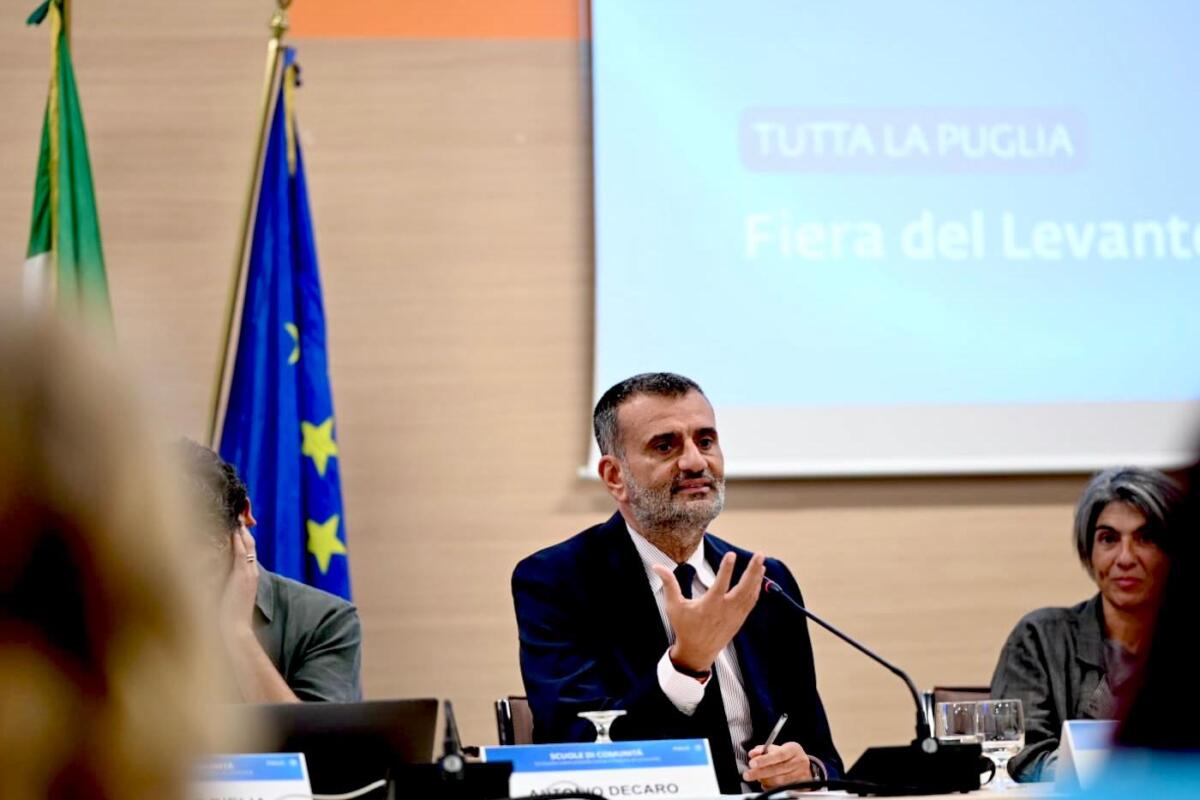 “Scuole di Comunità”, la Puglia lancia in Fiera il patto educativo: aule aperte al territorio oltre la didattica “Scuole di Comunità”, la Puglia lancia in Fiera il patto educativo: aule aperte al territorio oltre la didattica