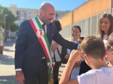 Primo giorno di scuola a Bari, la città supera la prova traffico: Leccese nella centrale della Polizia Locale