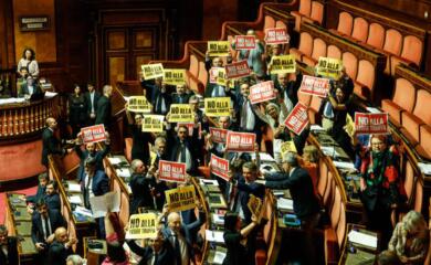 Legge elettorale, il Senato approva la riforma tra le proteste delle opposizioni: il testo torna alla Camera