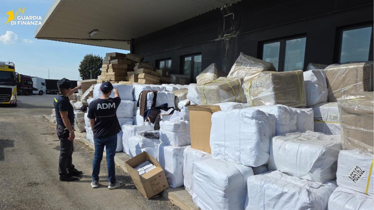 Bari, al porto merce arrivata illegalmente dalla Grecia: sequestrati circa 50mila prodotti cinesi – VIDEO