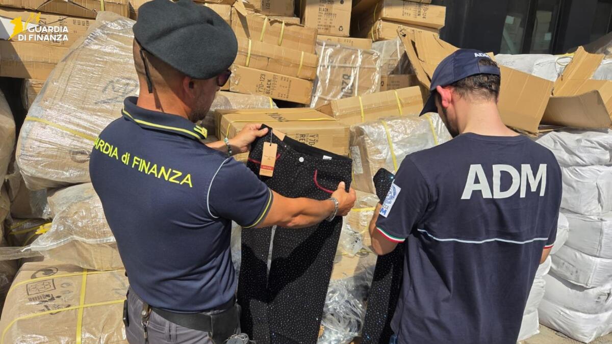 Bari, al porto merce arrivata illegalmente dalla Grecia: sequestrati circa 50mila prodotti cinesi – VIDEO