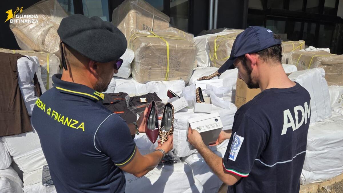 Bari, al porto merce arrivata illegalmente dalla Grecia: sequestrati circa 50mila prodotti cinesi – VIDEO