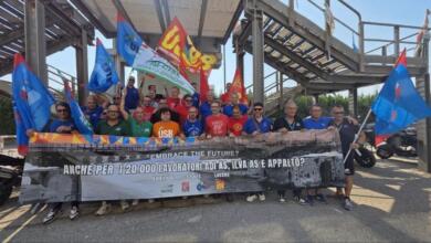 Ex Ilva, protesta dei sindacati a Taranto. Mantovano propone: «Tavolo permanente come nella Terra dei Fuochi»