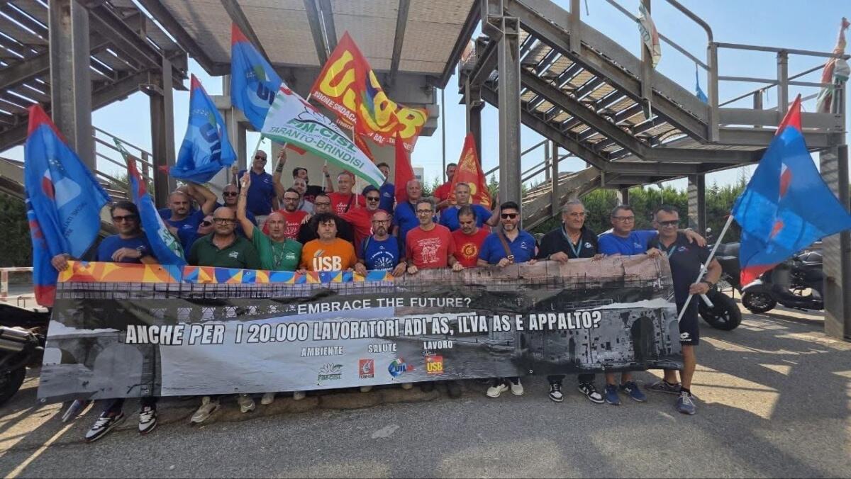 Ex Ilva, protesta dei sindacati a Taranto. Mantovano propone: «Tavolo permanente come nella Terra dei Fuochi» Ex Ilva, protesta dei sindacati a Taranto. Mantovano propone: «Tavolo permanente come nella Terra dei Fuochi»