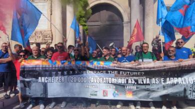 Taranto, protesta dei lavoratori dell’indotto dell’ex Ilva: sciopero di 24 ore. Sit-in sotto al Comune