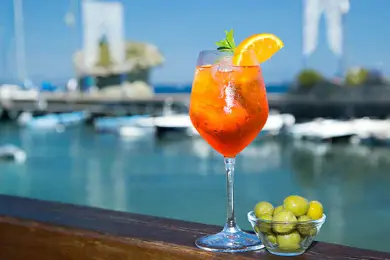 Spritz tarocchi spacciati per Aperol e Campari e venduti a prezzi bassi: la retata nel Veneziano