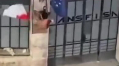 Straniero stacca una bandiera tricolore, la getta a terra e la offende. Piantedosi: «Sarà rimpatriato»