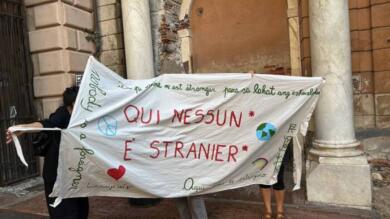 Genova, «qui nessuno è straniero»: lo striscione rimosso dalla Digos davanti alla scuola primaria