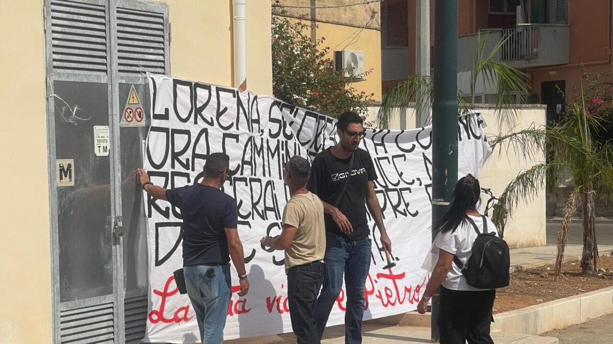 Lorena Isceri, il giorno dei funerali a Squinzano: la mamma stringe il suo orsacchiotto, le lacrime del padre