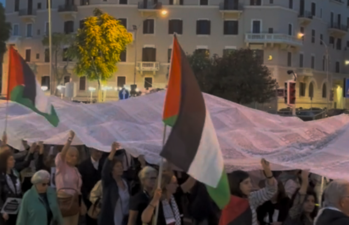 Il sudario delle bambine e dei bambini di Gaza: il corteo a Bari – VIDEO
