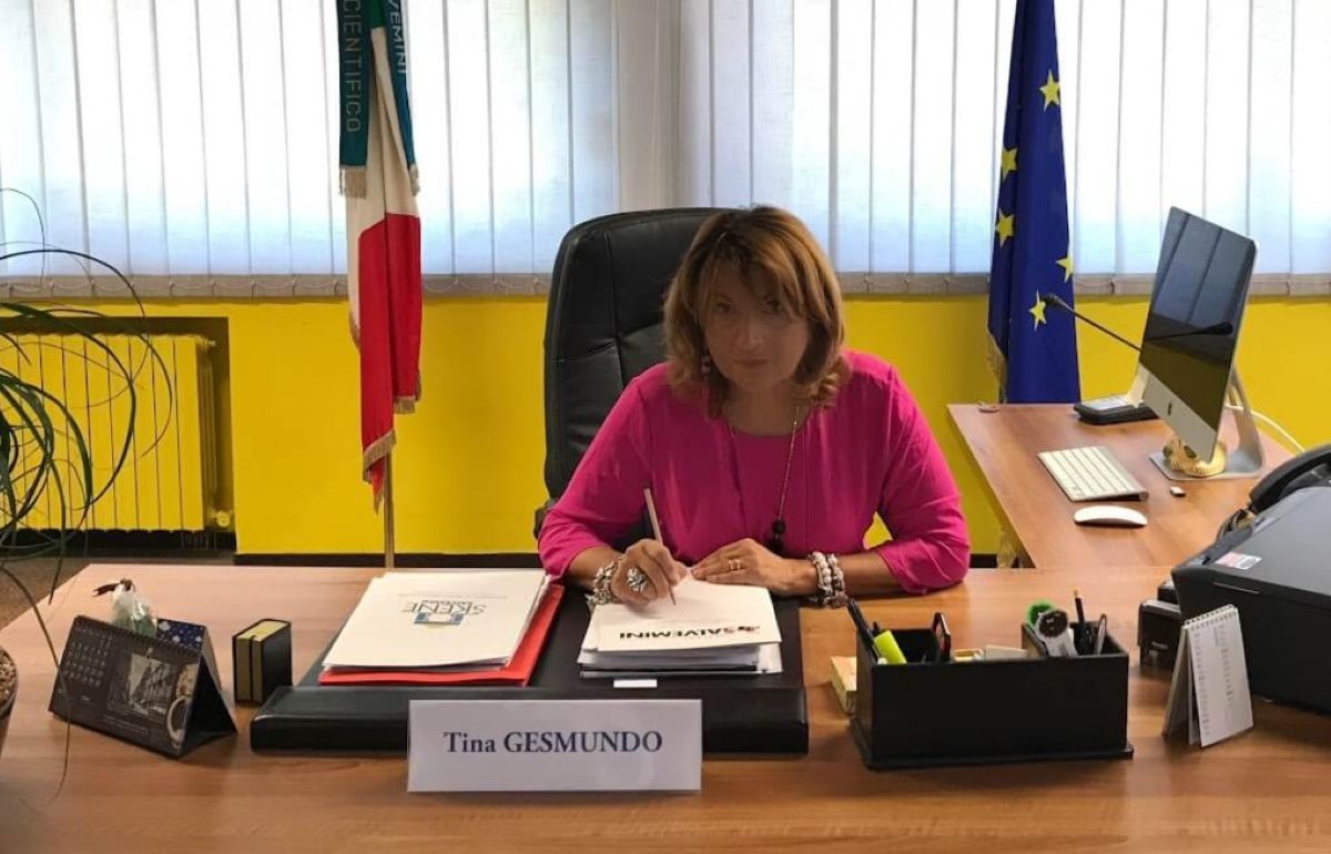Bari, la preside del liceo “Salvemini” va in pensione: «Il mio ultimo primo giorno di scuola» Bari, la preside del liceo “Salvemini” va in pensione: «Il mio ultimo primo giorno di scuola»