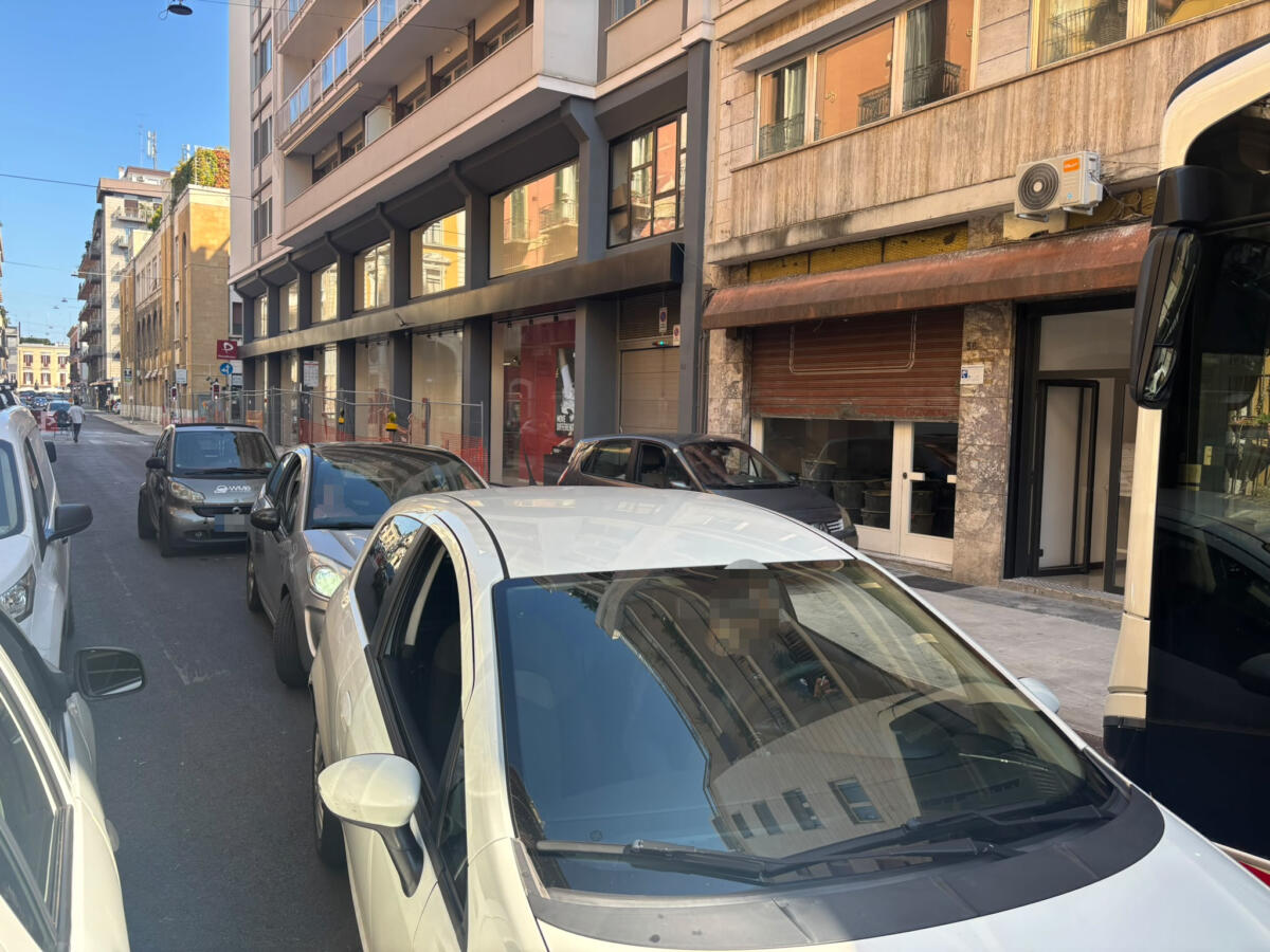 Bari, strada chiusa per i lavori del Brt: transito consentito solo ai bus ma passano le auto – FOTO