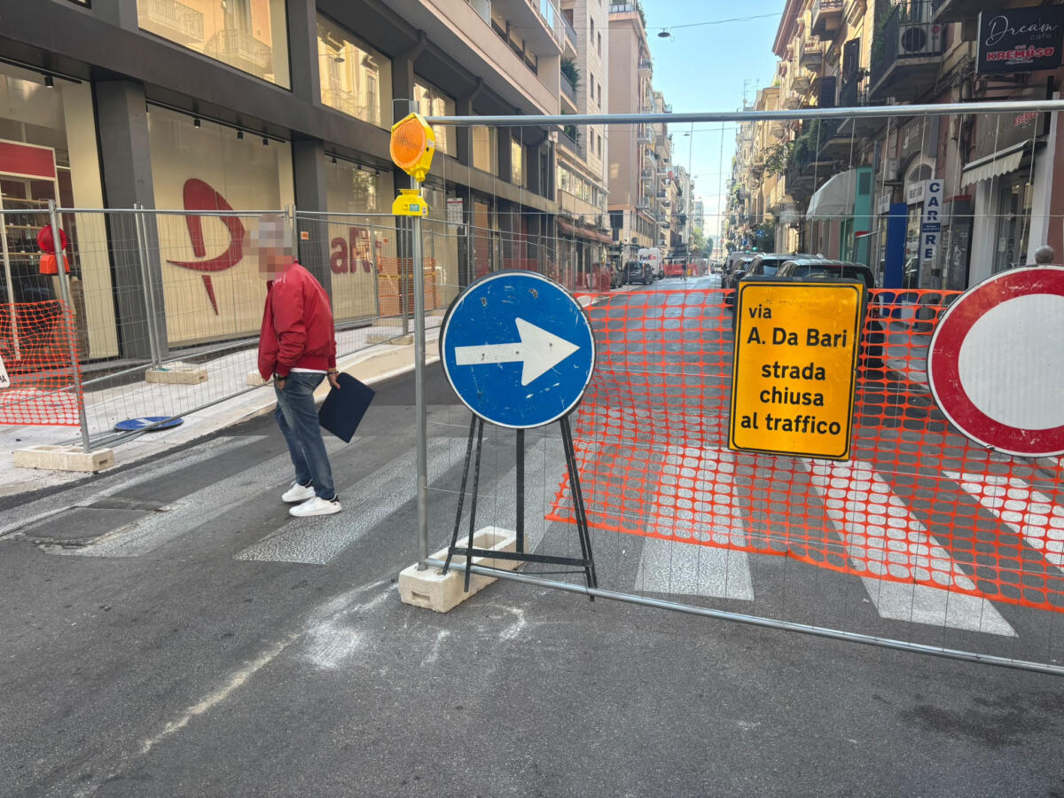 Bari, strada chiusa per i lavori del Brt: transito consentito solo ai bus ma passano le auto – FOTO