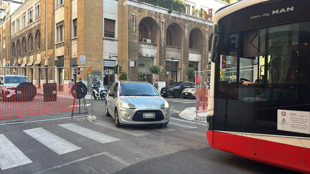 Bari, strada chiusa per i lavori del Brt: transito consentito solo ai bus ma passano le auto – FOTO