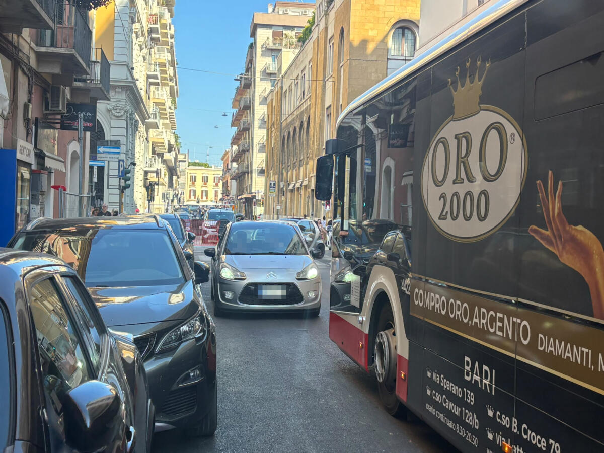 Bari, strada chiusa per i lavori del Brt: transito consentito solo ai bus ma passano le auto – FOTO