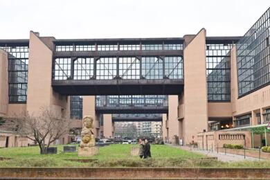 Negoziante accusato di molestie su una 13enne scarcerato: la Procura di Torino ricorre al Riesame