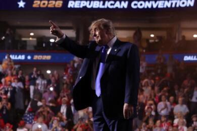 Trump alza la posta per le midterm: «Fateci finire il lavoro e ogni americano avrà 5.000 dollari»