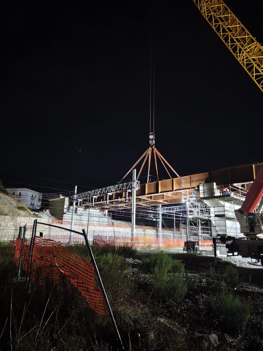 I lavori per il Brt a Taranto, varata la prima trave dello scavalco ferroviario in zona Croce – FOTO I lavori per il Brt a Taranto, varata la prima trave dello scavalco ferroviario in zona Croce – FOTO
