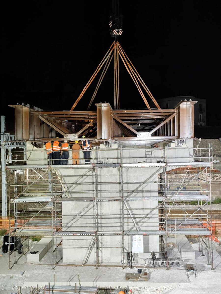 I lavori per il Brt a Taranto, varata la prima trave dello scavalco ferroviario in zona Croce – FOTO I lavori per il Brt a Taranto, varata la prima trave dello scavalco ferroviario in zona Croce – FOTO