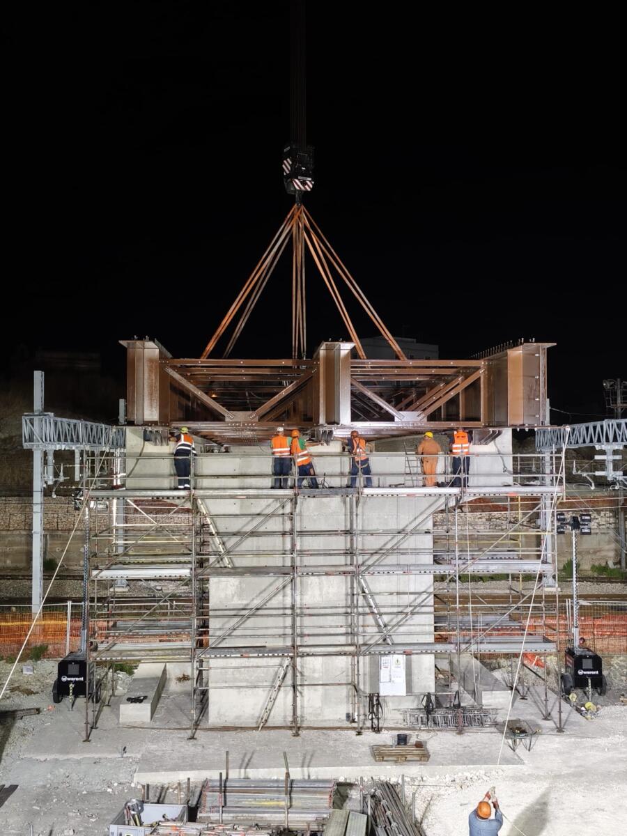 I lavori per il Brt a Taranto, varata la prima trave dello scavalco ferroviario in zona Croce – FOTO I lavori per il Brt a Taranto, varata la prima trave dello scavalco ferroviario in zona Croce – FOTO