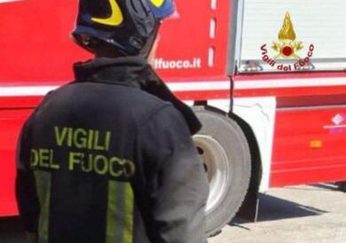 Cellino San Marco, mezzo agricolo fuori strada sulla provinciale: un uomo resta incastrato, salvato