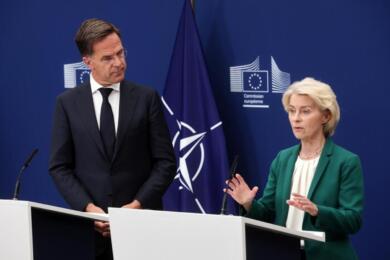 Tensione Ue-Nato con la Russia, Von der Leyen incontra Rutte: «Compatti, alziamo la pressione su Mosca»