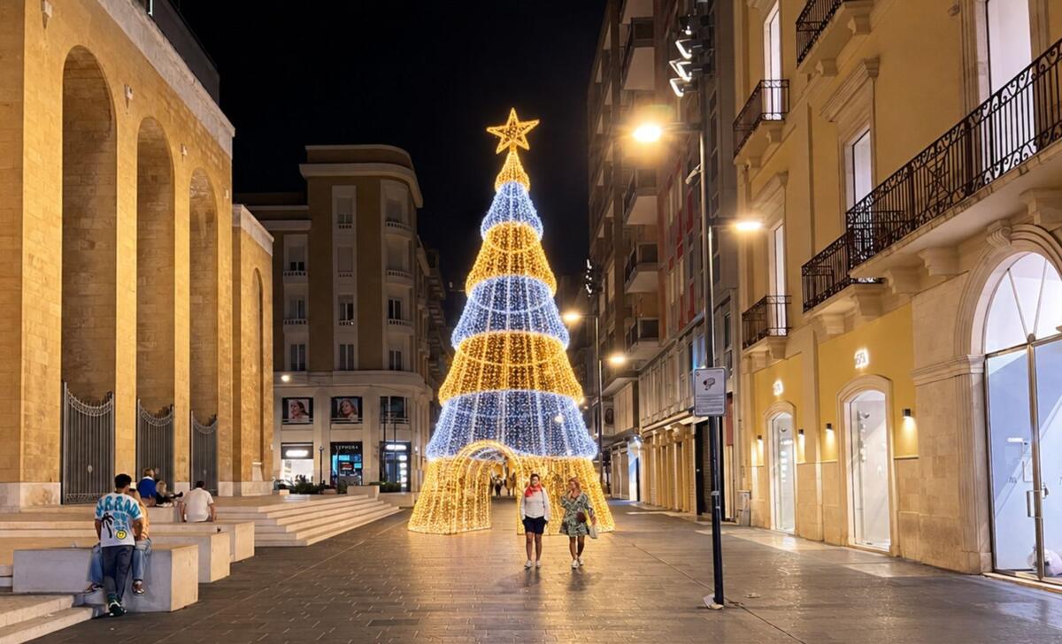 Bari, via all’installazione di addobbi e luminarie per Natale: ecco come cambia la città per le feste – FOTO