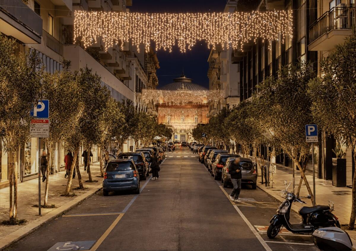 Bari, via all’installazione di addobbi e luminarie per Natale: ecco come cambia la città per le feste – FOTO