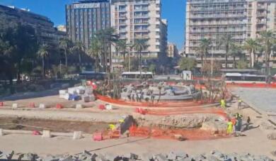 Bari, sorpresa durante i lavori in piazza Aldo Moro: vicino alla fontana riemerge una deposizione funeraria