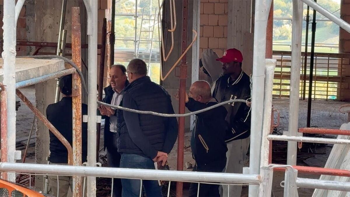 Torricella Sicura, protesta degli operai sull’impalcatura: accordo trovato per gli stipendi arretrati Torricella Sicura, protesta degli operai sull’impalcatura: accordo trovato per gli stipendi arretrati