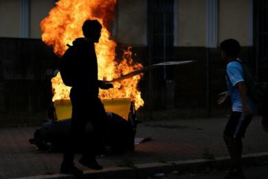 Francia travolta da rivolte studentesche: preside cosparso di benzina a Marsiglia, in fiamme un liceo a Nantes