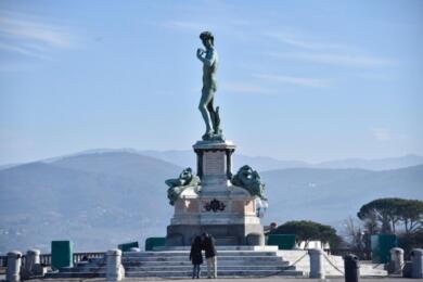 Trovata una bombola di gas sotto il David in Piazzale Michelangelo: scatta l’allarme a Firenze