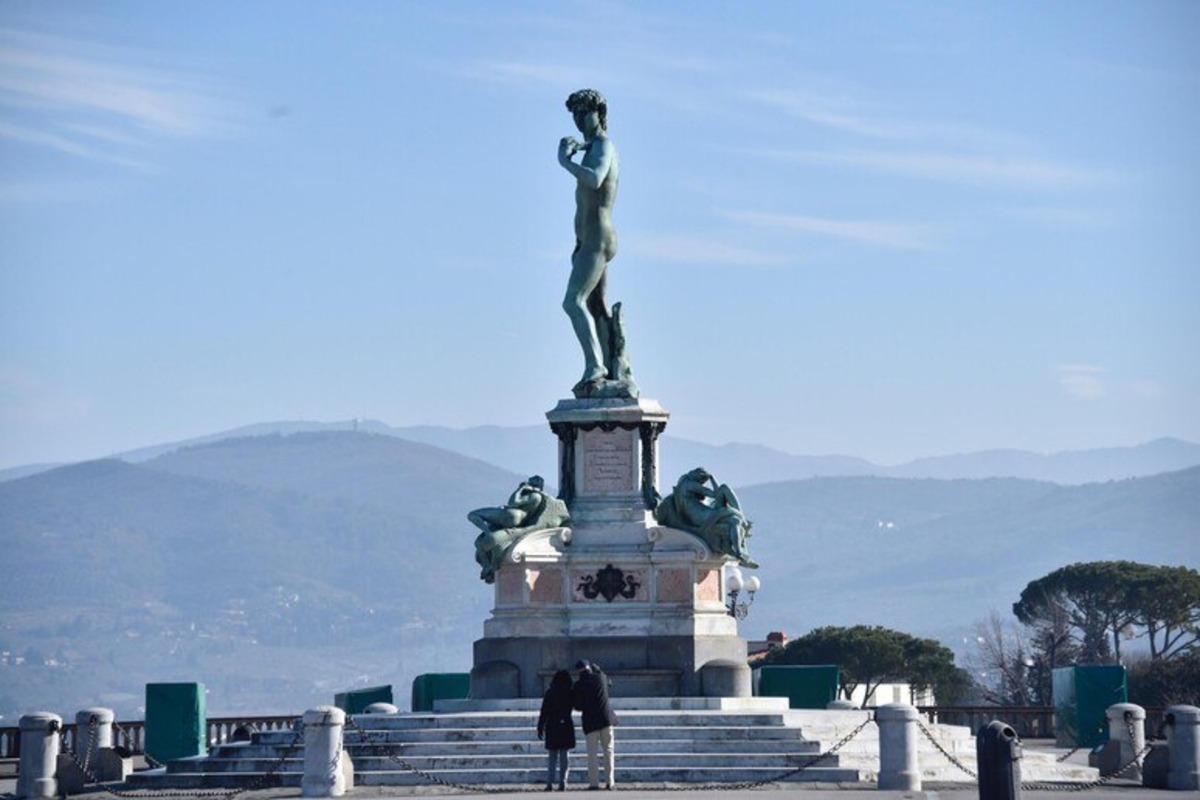 Trovata una bombola di gas sotto il David in Piazzale Michelangelo: scatta l’allarme a Firenze Trovata una bombola di gas sotto il David in Piazzale Michelangelo: scatta l’allarme a Firenze