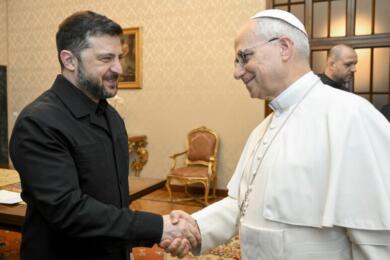 Ucraina, il Papa chiama Zelensky per la tregua a Oleshky: Putin propone un vertice a tre