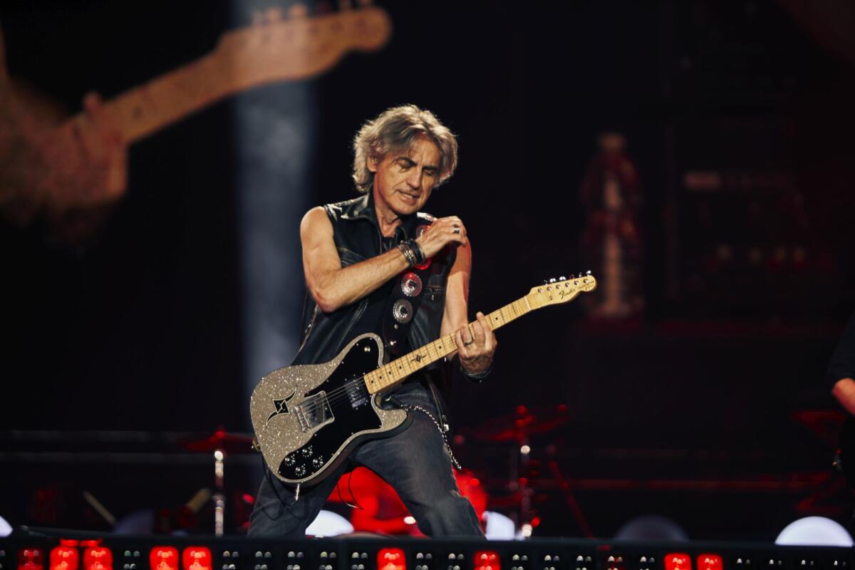 Ligabue infiamma il PalaFlorio di Bari: domenica in scena il tour “La Notte di Certe Notti” Ligabue infiamma il PalaFlorio di Bari: domenica in scena il tour “La Notte di Certe Notti”